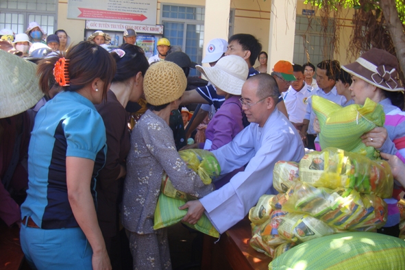 Đoàn phật tử chùa Hoa Lâm tặng quà cho  các hộ dân nghèo  ở xã  Cư Kty.