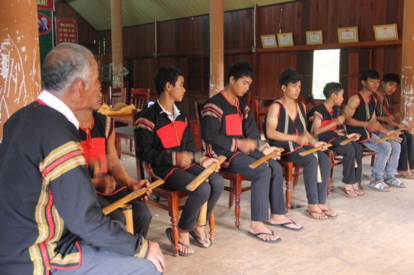 Nghệ nhân buôn Kram truyền dạy chiêng cho lớp trẻ.