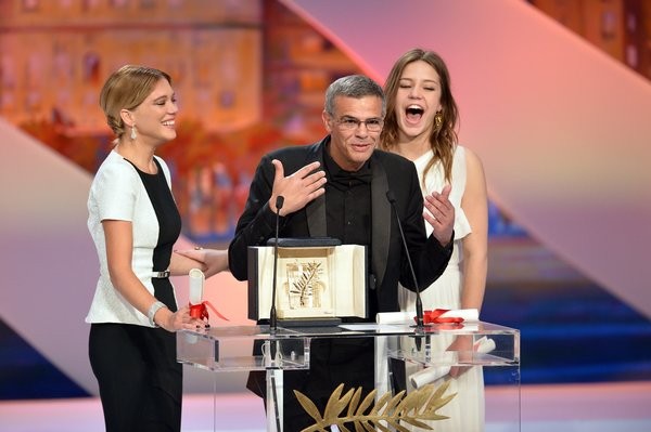 Đạo diễn Abdellatif Kechiche cùng hai nữ diễn viên Leá Seydoux (trái) và Adele Exarchopoulos hạnh phúc khi nhận giải thưởng Cành cọ vàng