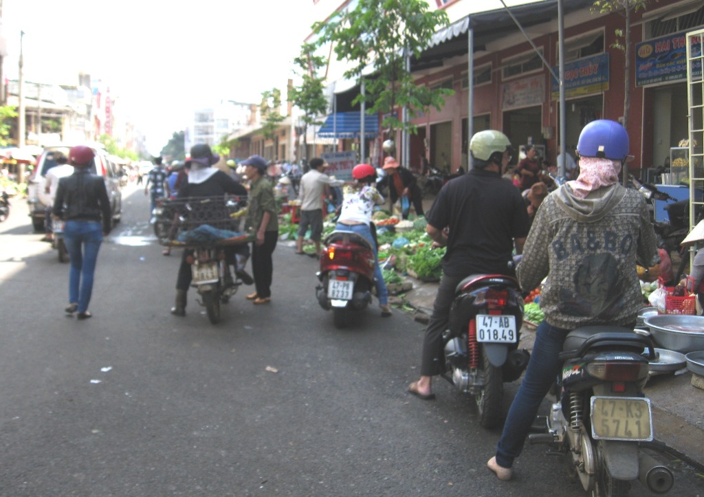 Trong khi trên  vỉa hè  lại  tấp nập người  mua bán.