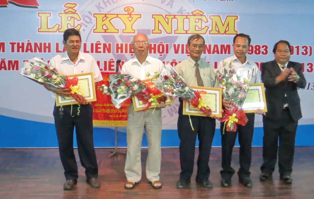 Tặng giấy khen cho các tập thể