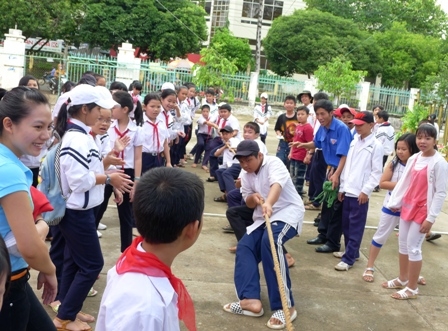 Tổ chức trò chơi dân gian cho thanh thiếu nhi tham gia Ngày Hội