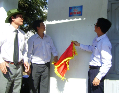 Đại diện Tỉnh Đoàn và Đoàn Thanh niên liên doanh Việt - Nga Vietsov Petro  gắn biển tặng Nhà tình nghĩa cho  gia đình bà H’Sinh Liêng Hót.