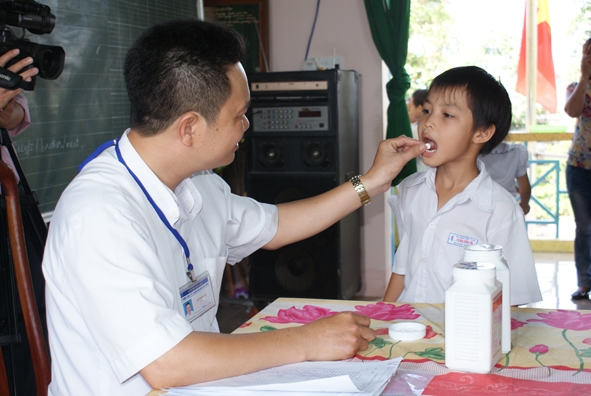 Cho trẻ uống thuốc tẩy giun  tại Trường tiểu học Trần  Văn Ơn, phường Thành Công,  TP. Buôn Ma Thuột. Ảnh:  Đình Thi