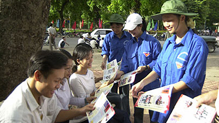 Phát tờ rơi tuyên truyền phòng chống ma túy trong học sinh, sinh viên. 