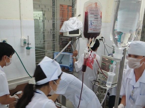 Một  bệnh nhân đang được truyền máu cấp cứu tại khoa cấp cứu Bệnh viện tỉnh Dak Lak.