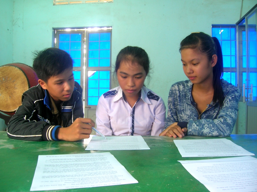 Học sinh Trường THCS thị trấn Phước An, huyện Krông Pak  cùng nhau trao đổi, tìm hiểu về kiến thức tiết kiệm điện.