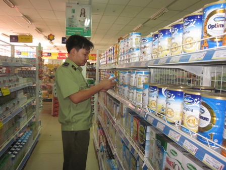 Kiểm tra chất lượng sản phẩm sữa bột tại Trung tâm thương mại Vinatex Buôn Ma Thuột. Ảnh: K.O