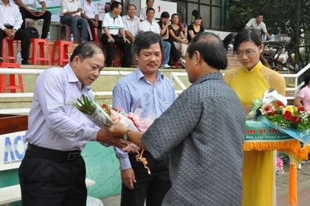Đại diện Liên đoàn quần vợt tỉnh Dak Lak trao quà lưu niệm tặng các nhà tài trợ