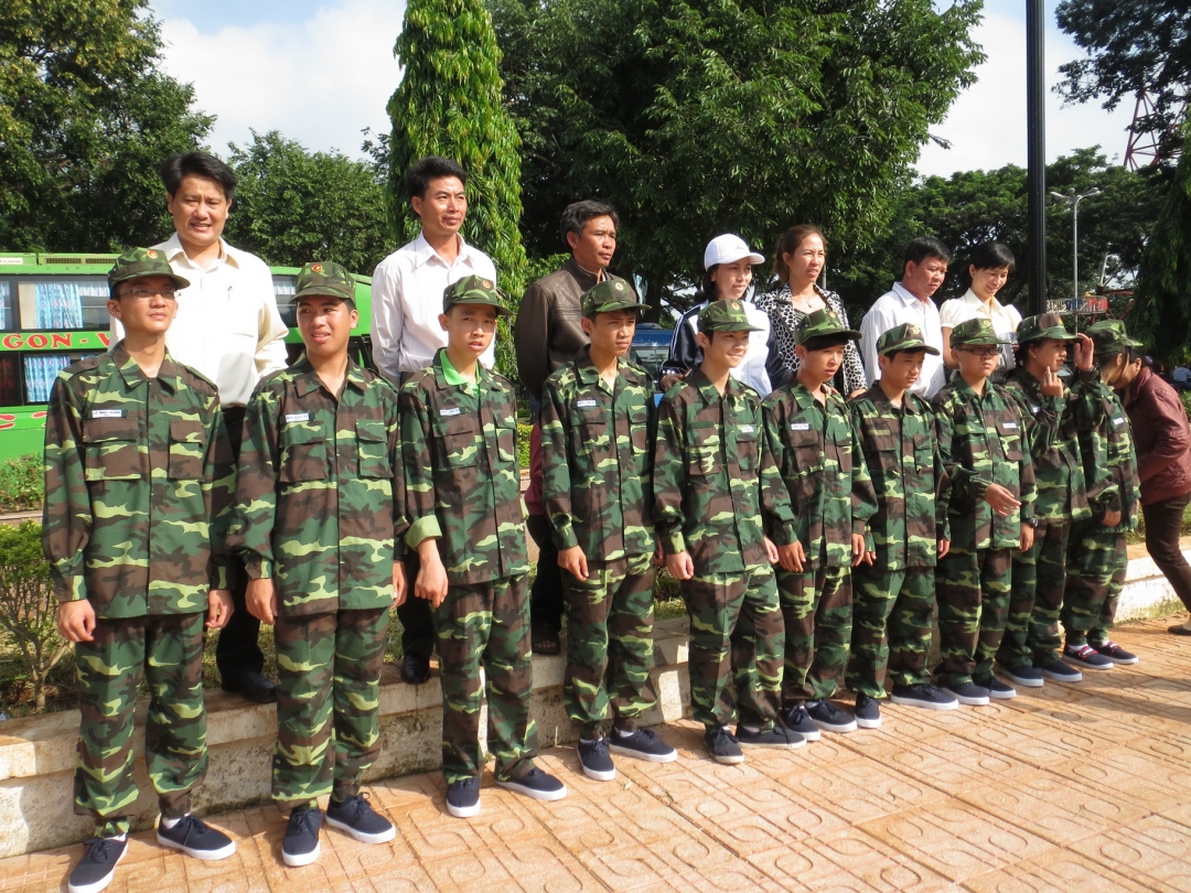 Các chiến sĩ nhí chụp ảnh lưu niệm cùng gia đình, người thân