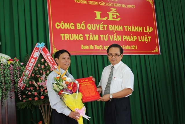 Tiến sỹ Hoàng Ngọc Thỉnh - Phó Vụ trưởng Vụ tổ chức cán bộ (Bộ Tư pháp), Hiệu trưởng Trường Trung cấp luật Buôn Ma Thuột trao Quyết định thành lập cho giám đốc trung tâm