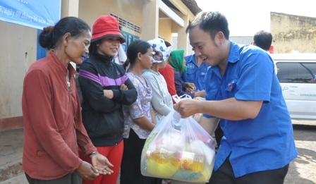 Không để bà con chờ đợi lâu, buổi lễ trao quà được tổ chức ngắn gọn, trang trọng