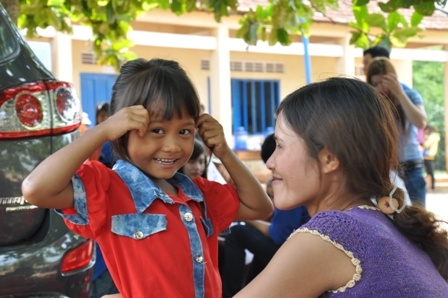Một bé gái khoe mái tóc mới với mẹ sau khi được cắt tóc