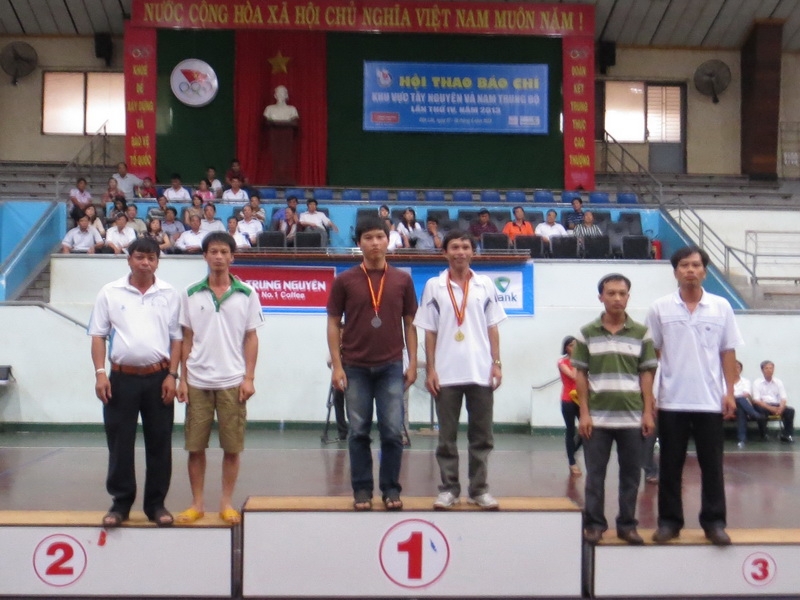 Nội dung đôi nam môn cầu lông: Nhất: Đinh Xuân Toàn và Phan Tuấn Hồ (Dak Lak), Nhì: Nguyễn Quang Định và Nguyễn Văn Giảng (Kon Tum), Ba: Trần Minh Tú và Nguyễn Văn Phương (Kon Tum)