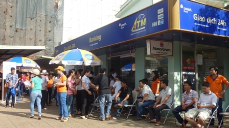 Từ sáng sớm, đông đảo khách hàng đã đến chờ đến lượt hiến máu