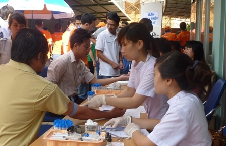 Kiểm tra sức khỏe trước khi lấy máu