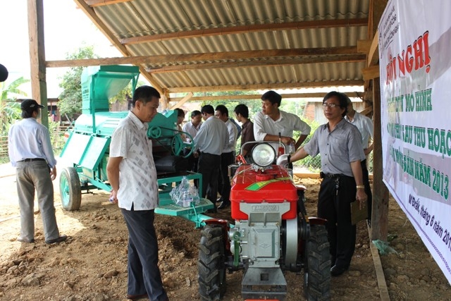 Máy bóc tẻ hạt ngô 