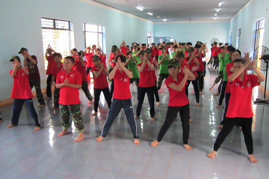 Năng động cùng các động tác múa dân vũ