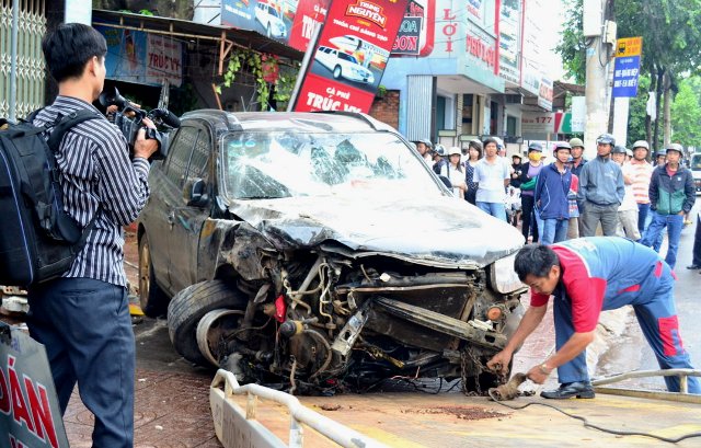 Lực lượng cứu hộ đưa chiếc xe gây tai nạn ra khỏi hiện trường