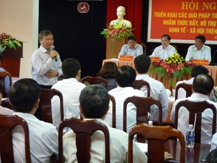 Các đại biểu trao đổi giải pháp đưa vốn ra nền kinh tế tại Hội nghị triển khai các giải pháp tiền tệ do NHNN và UBND tỉnh tổ chức hồi đầu tháng 4-2013