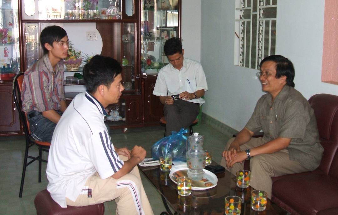 Tổng Biên tập Báo Dak Lak Trương Minh Thắng (người ngồi bìa phải) đến thăm nhà báo Hoàng Dưỡng, nguyên Trưởng Đài Truyền thanh huyện Buôn Đôn, CTV Báo Dak Lak sau khi anh bị lâm tặc hành hung vào năm 2008.
