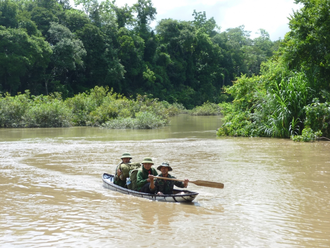 Để có những hình ảnh minh họa sinh động cho bài viết, nhà báo phải lăn lộn với cơ sở.