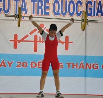 Vận động viên Lương Thị Vỹ (Lào Cai) thi đấu nội dung cử đẩy, hạng cân 56 kg