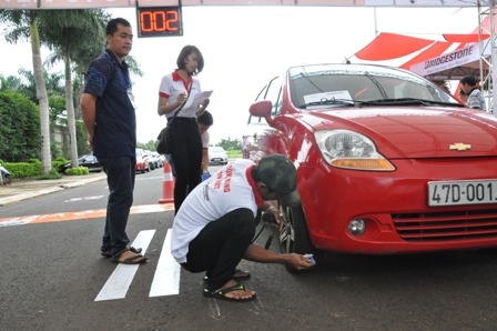 Các kỹ sư của Công ty TNHH Lốp xe Bridgestone Việt Nam đang kiểm tra thông số lốp cho một khách hàng