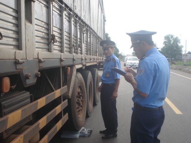 Đoàn kiểm tra liên ngành cân xe tải trên Quốc lộ 14,  đoạn phía Nam TP. Buôn Ma Thuột.