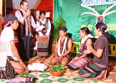 Lễ cưới của người M'nông.        Ảnh: T.L