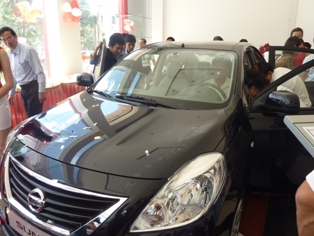 Khách hàng tham quan mẫu xe Nissan Sunny