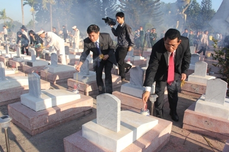 Bí thư Tỉnh ủy Niê Thuật và các đại biểu thắp hương trên từng phần mộ Liệt sĩ