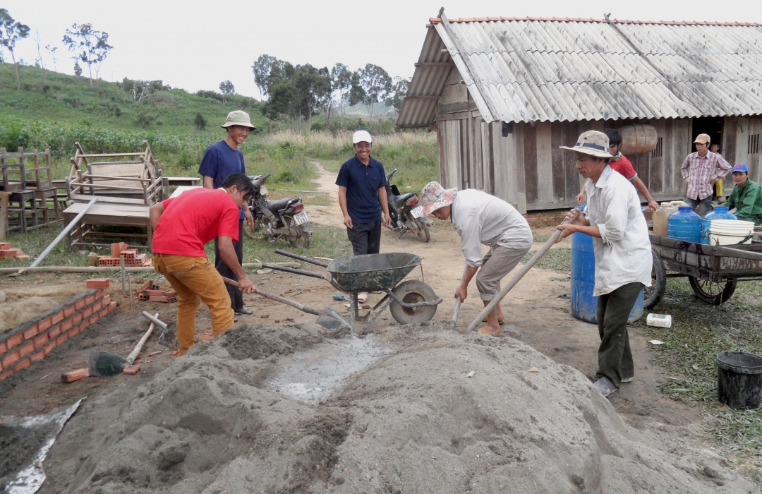 Anh Lò Tiến Dũng (người thứ ba từ trái sang) đang cùng bà con sửa chữa phòng học ở điểm trường Ea Rớt