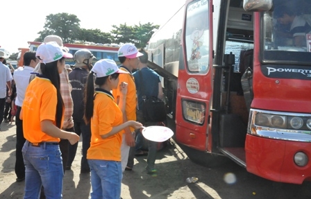 Tại các bến xe, đội thanh niên tình nguyện đã dựng trại, túc trực 24/24 để bảo đảm việc tiếp đón sĩ tử
