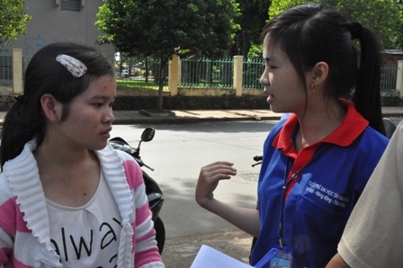 Sự gần gũi, cởi mở của cácc thành viên đội tiếp sức mùa thi giúp thí sinh vơi bớt nỗi lo trước giờ ứng thí