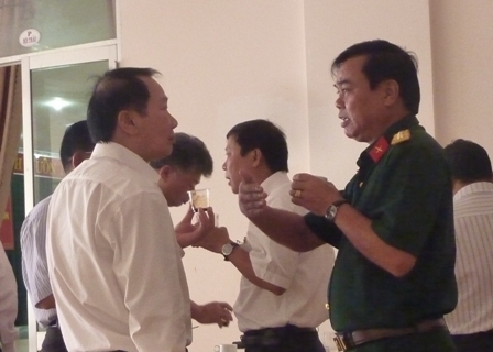 Các đại biểu trao đổi với nhau trong giờ giải lao