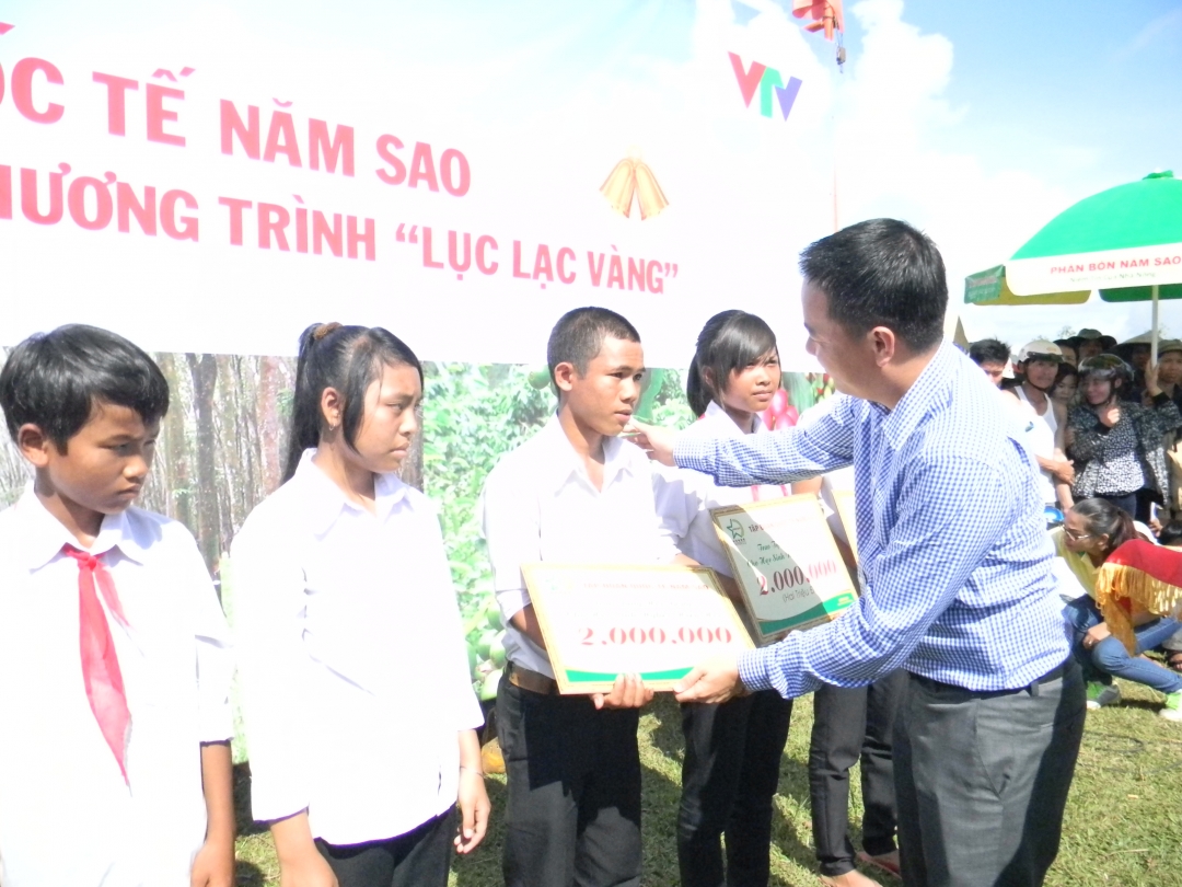 Đại diện Tập đoàn Quốc tế Năm Sao trao tặng học bổng cho các em học sinh nghèo hiếu học