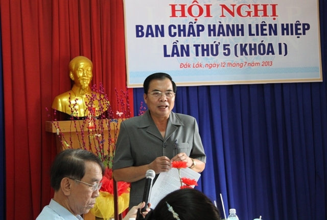 Ông Mai Văn Năm - Chủ tịch Liên hiệp các hội hữu nghị tỉnh phát biểu chị đạo tại hội nghị