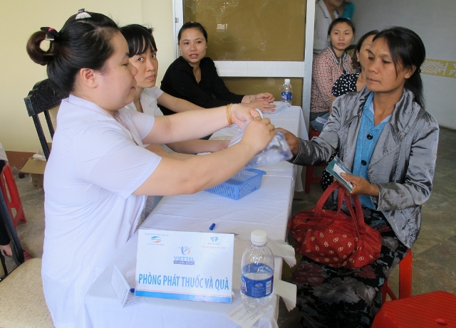 Cấp thuốc miễn phí cho người dân.