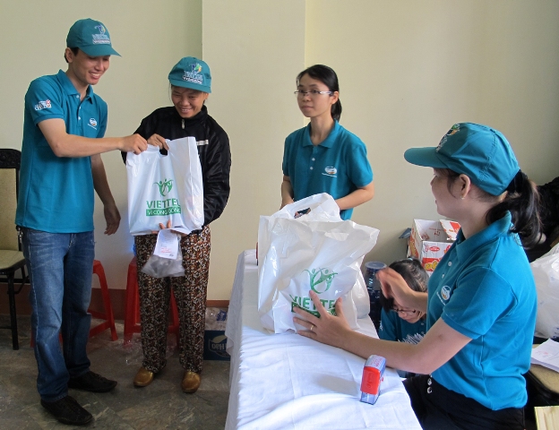 Tặng quà cho bệnh nhân nghèo.