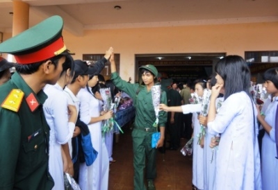 Tiễn các tân binh huyện Krông Năng lên đường nhập ngũ đợt 2-2013.