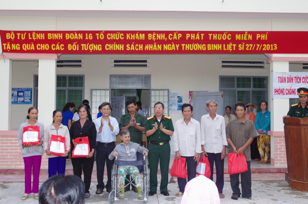 Tặng quà hộ gia đình chính sách
