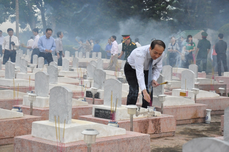 Tất cả các đại biểu tham dự buổi lễ cũng đã đến từng phần mộ để thắp hương và  tưởng nhớ công lao to lớn của các liệt sĩ