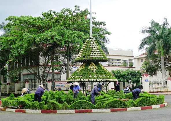 Công nhân Công ty Môi trường - Đô thị chỉnh trang cảnh quan thành phố chào mừng  Đại hội Công đoàn tỉnh và Đại hội XI Công đoàn Việt Nam.