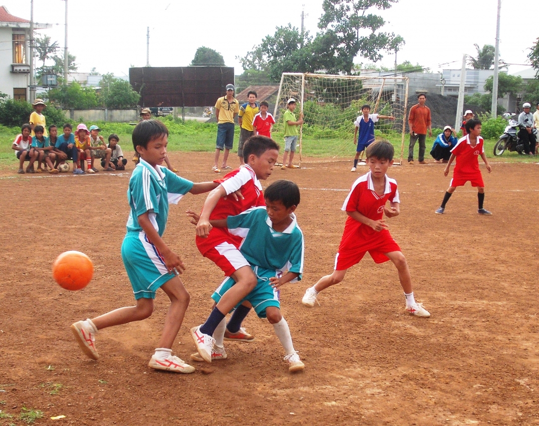 Các cầu thủ nhí thi đấu bóng đá ở xã Hòa Phú (TP. Buôn Ma Thuột).