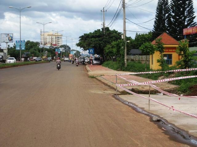Dải phân cách trước Tiểu đoàn 2, Trung đoàn Cơ động Tây Nguyên đã bị tháo bỏ.