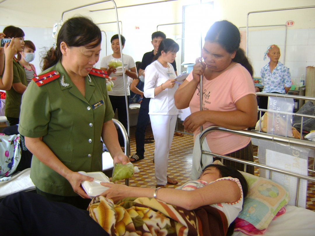 Hội viên phụ nữ Công an  tỉnh  trao tặng những suất ăn miễn phí tận tay bệnh nhân nghèo đang  điều trị  tại  Bệnh viện Đa khoa tỉnh.