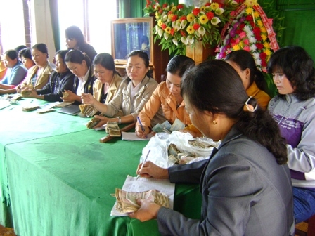 Phong trào nuôi heo đất tiết kiệm của phụ nữ xã Ea Nam (huyện Ea H’leo) đã giúp đỡ nhiều hội viên nghèo vượt qua khó khăn.  (Trong ảnh: Các chi hội khui heo đất tiết kiệm).          Ảnh: Nguyễn Xuân