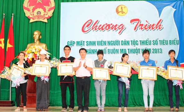 Đại diện lãnh đạo thành phố Buôn Ma Thuột tặng hoa, Giấy khen và tiền thưởng cho những sinh viên người dân tộc thiểu số có thành tích xuất sắc.