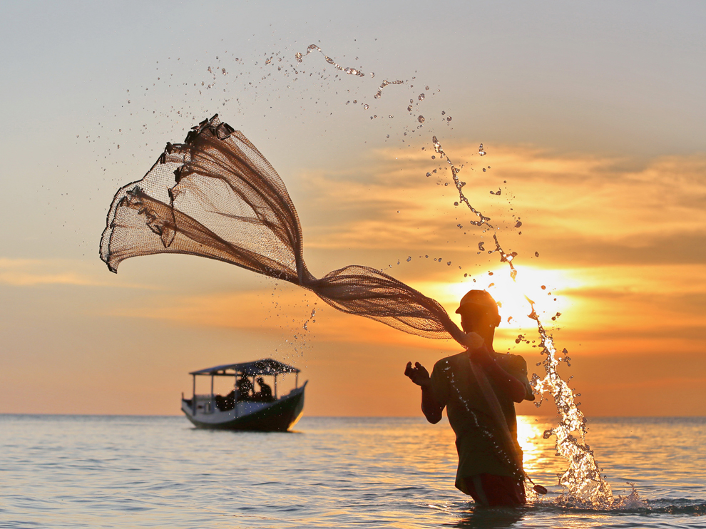 Ảnh do độc giả bình chọn: Another perspective of the day Ngư dân ở bãi biển Bira. Tác giả: Dody Kusuma.